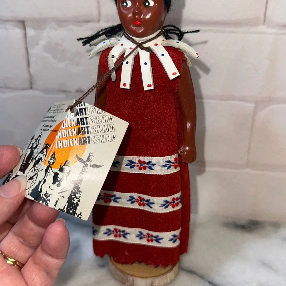 Indien Art Eskimo Inc Canada Souvenir Doll Style 601 Red Dress St-Tite Quebec